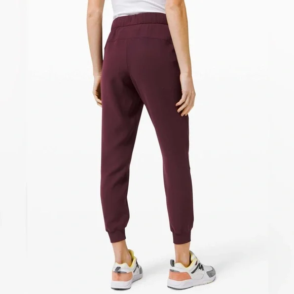 Lululemon On the Fly Jogger *Woven in Cassis NWT